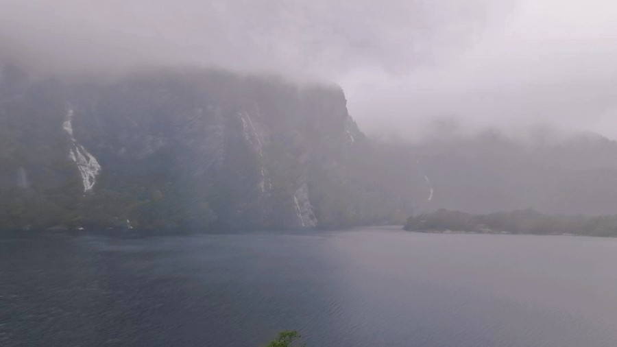 Der Fensfjord in Norwegen mit herab stürzenden Wasserfällen.