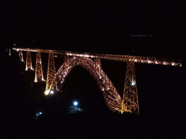 Eisenbahnbrücke von Eiffel bei Nacht 