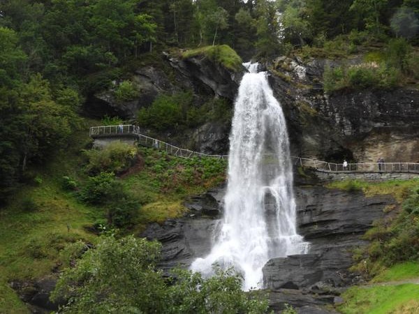 Der Steinsdalsfossen - ein Wasserfall  bei welchem man dahinter wandern kann.
